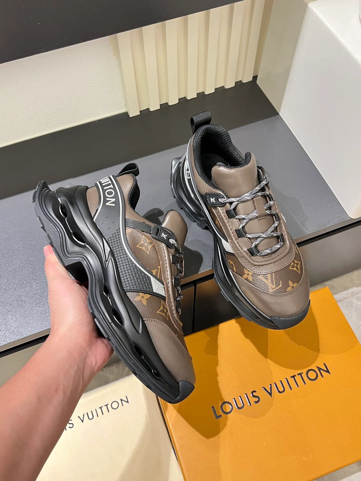 p600 "LOUI* VUITTO*" popular men's casual shoes, genuine development in Italy 💯Purchasing level quality ✔️The upper is made of first-layer cowhide, comfortable and soft sheepskin feet ⚡️ Fashionable and versatile, the toe last shape is firm and full, the soles are made from original LV molds and can be freely entered and exited the counter. Light and comfortable on the feet~Purely handmade, details determine quality! Size:39-44!